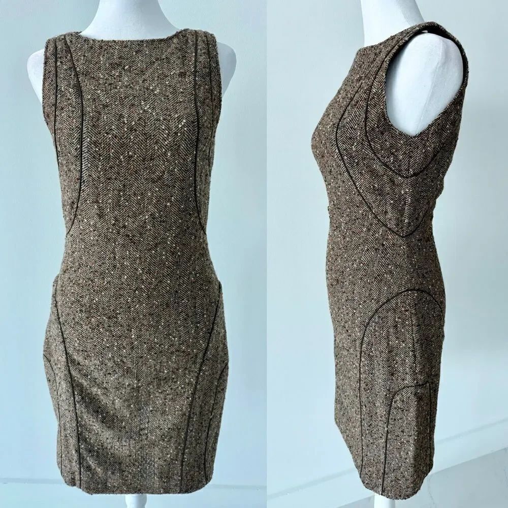 Excellent Vintage Valentino Wool Tweed Mini Dress Piping Accent Fashion Week ‘04